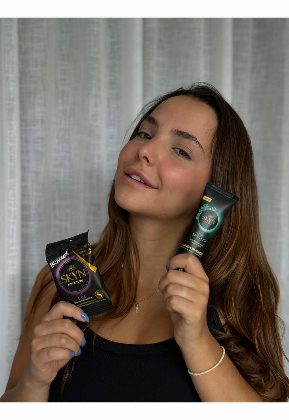 Minha sogra jogou as cartas e viu gravidez no meu futuro… Mas eu fiz um upgrade na minha gaveta e só tem SKYN por aqui. Carnaval tá chegando, e se tem uma coisa que eu não quero é dar sopa pro azar. Porque quando a gente se cuida, aproveita cada momento sem preocupação. E falando em sentir tudo, a SKYN tá chegando com um evento surreal pra elevar o nível do Carnaval. Dia 1º de março, no Beco do Batman, a festa vai ser intensa, fluida e sem pressa, do jeito que só SKYN proporciona. Música em um espaço cenográfico imersivo, performances, drinks, e experiências que vão deixar tudo ainda mais vibrante. Agora me diz, você vem sentir tudo com SKYN? @SKYN®️ BRASIL 
