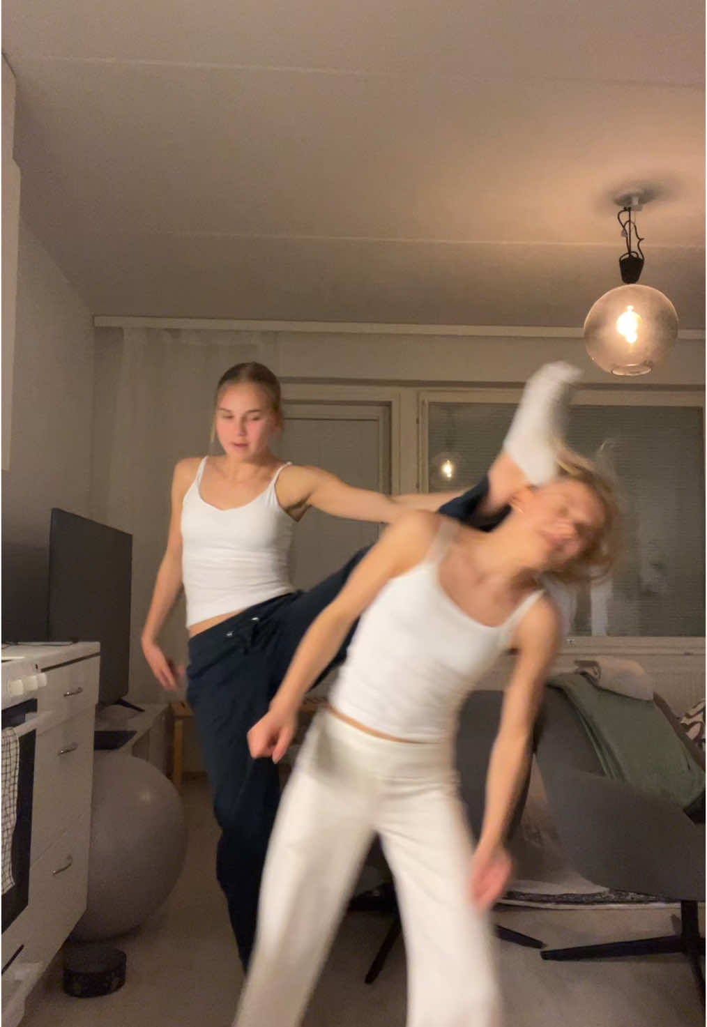 Ehkä viel vähä harjotuksessa tää tanssi💃🕺🔥🔥🔥#fail #tiktokdance #foruyou#fyp @vimmu 