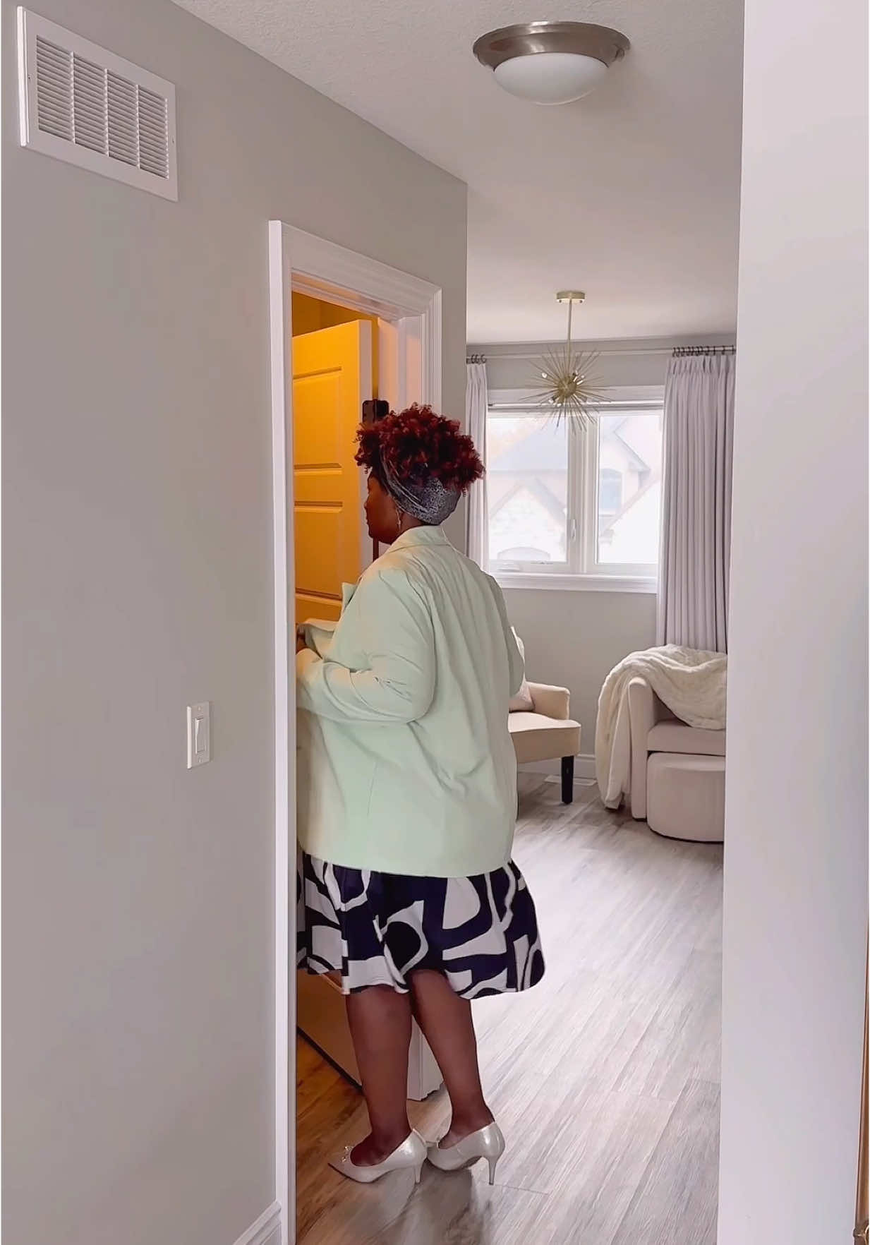 Let deep seasoning my guest bedroom 🙈#CleanTok #peaceful #house #deepclean #guestroom 