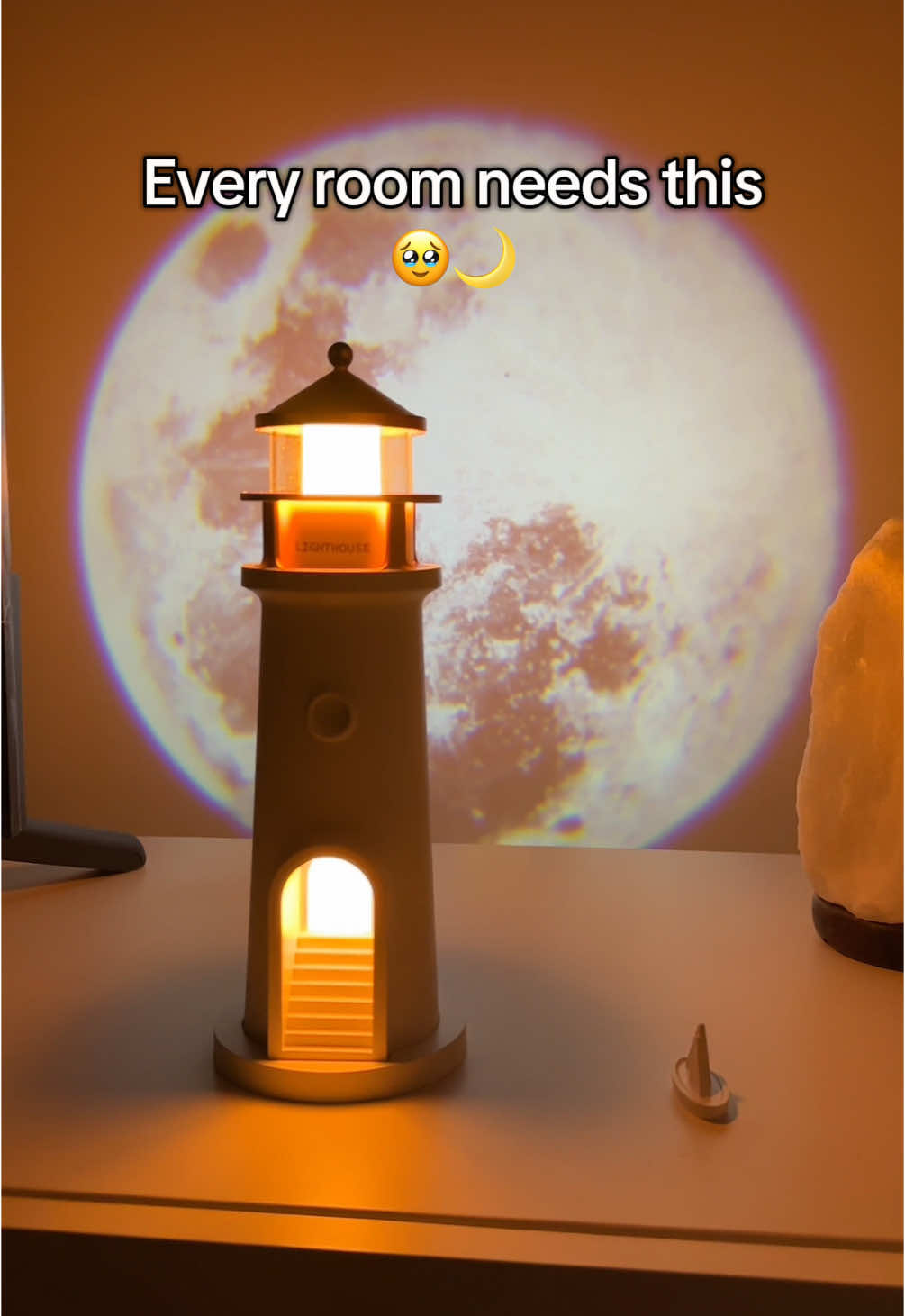 This is the most cozy decoration ever!🥹🌙 #projector #moon #lamp #nightlamp #decor It is a lighthouse-shaped lamp that proyect the moon and has a speaker to listen relaxing music!She loved it!🌙