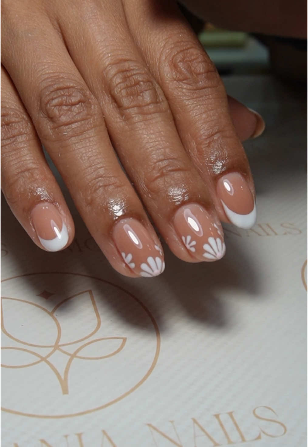 🌸✨ Un clásico con un toque floral. Elegancia y delicadeza en cada detalle. 💅 #MoraniaNails #DiseñosÚnicos #manicure #nails #limaperu🇵🇪 #nailsperu🇵🇪💅 #viral #fypシ゚ 