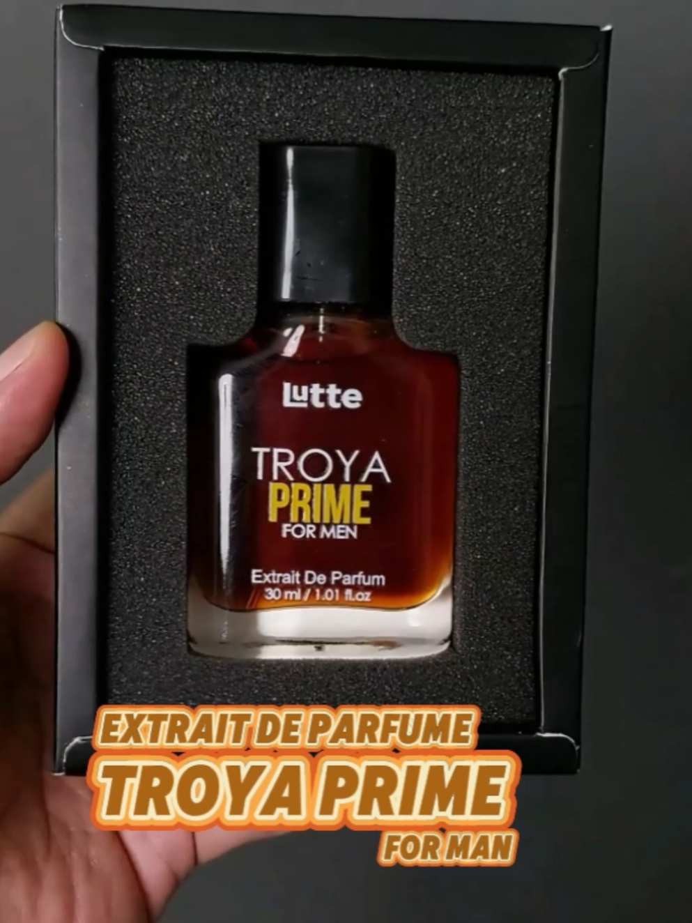 Troya prime extrait de parfume dari lutte dengan aroma khas pria sejati yang meninggalkan jejak dan memberikan kesan mapan dan berwibawa. #luttefragrance #luttetroyprime #parfumpria #parfumcowok #priamaskulin #extraitdeparfume #rekomendasiparfumpria #ramadanekstraseru #ramadhansale #Guncang22 #CuanTanpaBatas #misterpiko 