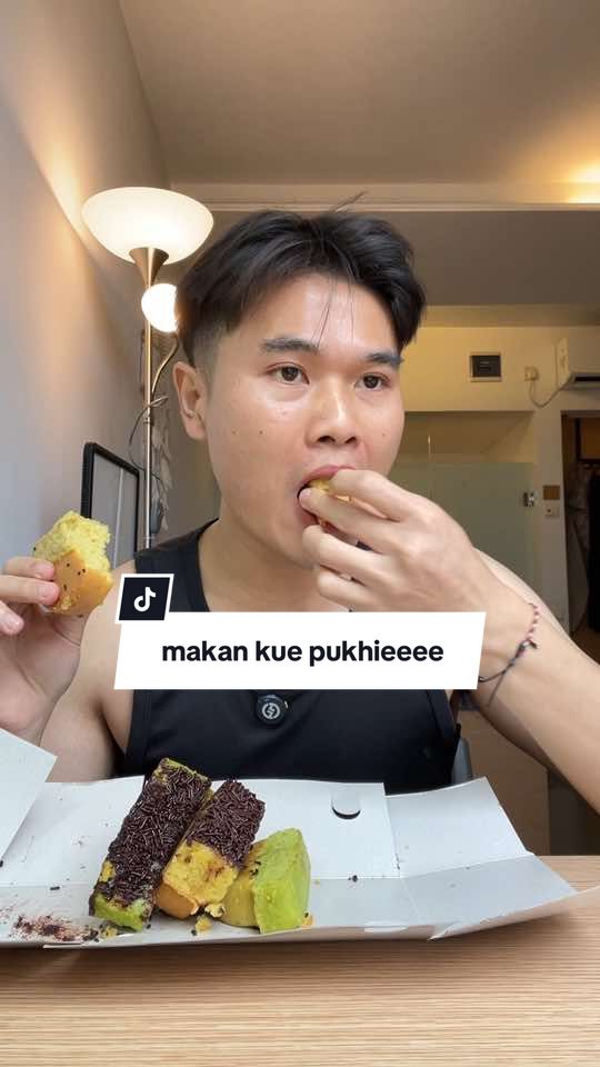 makan kue pukhieeee