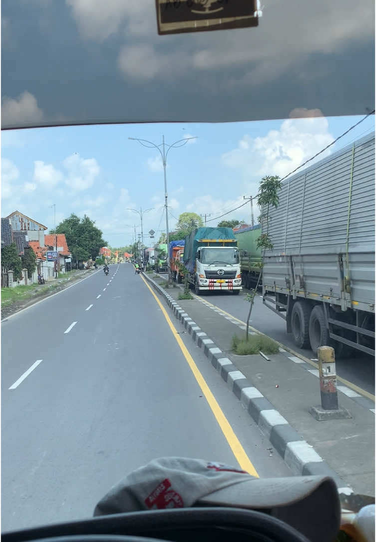 Macet mergo gegoro ibu”blonjo🫢😁#fyp #mudik #mudik2025 #trontonhino500 #pejuangrupiah #drivermuda #truktronton 
