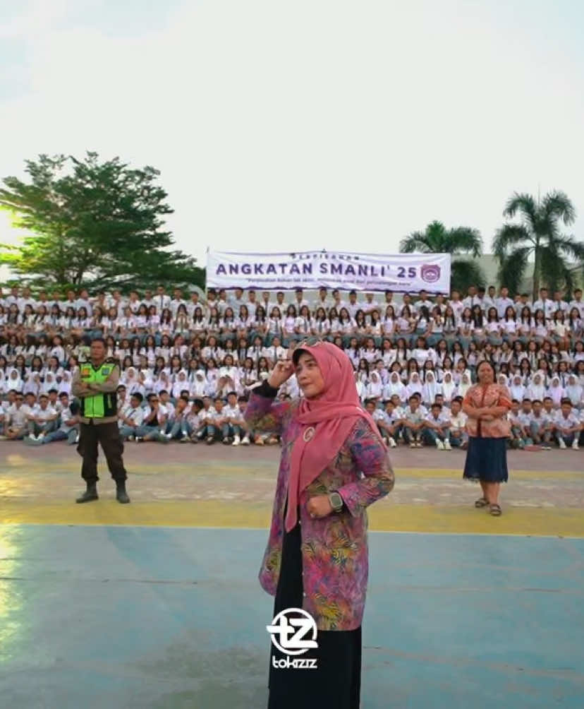 Heyho Smanli's‼️‼️Wah, wah, wah ada apaan nih ⁉️⁉️ Ternyata angkatan '25 bersama kepala sekolah, guru, dan staf lagi joget cartel nih 🔥🔥 Hahaha pada semangat banget nih keliatannya 💃🏼 Dari cuplikan-cuplikan dokumenter, makin penasaran nih 🙌🏻 seseru apa yahh dokumenter smanli tahun ini ❓️🫣 Soo... stay tuned terus yaa untuk liat keseruan selanjutnya 🤜🏻🤛🏻 #dokumenter25 #angkatan25  #perpisahansekolah #vidioangkatan #cartel #fypage #4u #xyzabc 