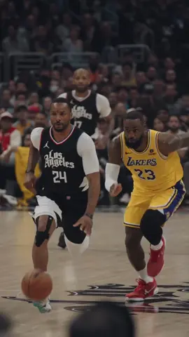 Full of oppression, Lebron chased the big hat Powell, just like a lion chasing his prey.#NBA #james #nbafinals 