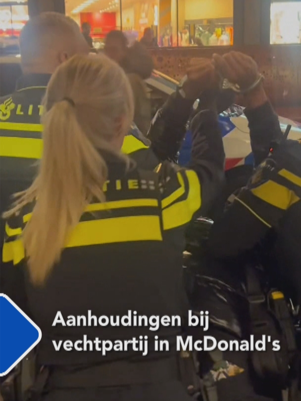 Bij een filiaal van McDonald's aan de Grote Marktstraat in Den Haag is donderdagavond een vechtpartij uitgebroken. Twee beveiligers probeerden de vechtersbazen uit elkaar te halen en vroegen het personeel om de politie te bellen. Kort daarna verschenen er meerdere politieauto's.  #omroepwest #mcdonalds #denhaag