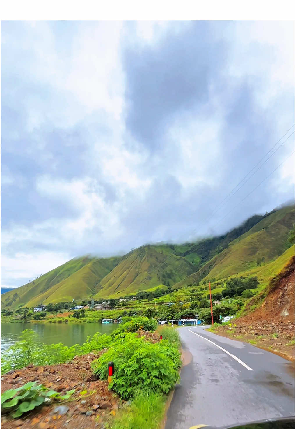 Lewat sini wajib buka kamera kalo ga ya rugi la 😜 #fyp #paropo #paroposilalahi #visitsumut #wisatasumut #sumaterautara #danautoba #healing #viralvideo 