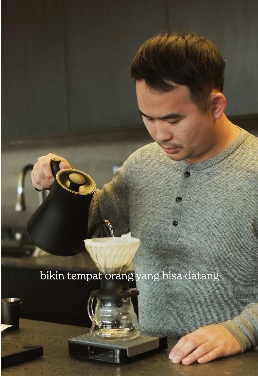#KenalanLebihYuk Episode 28 dengan Andreas (@andrechandra ) dari @brewedition - Kopi merupakan minuman yang unik, dimana minuman tersebut dapat mengeluarkan citarasa yang berbeda disetiap beans yang di brew. Karena, kopi memiliki banyak variable yang menentukan citarasa tersebut salah satunya yaitu orang yang ngebrew dan peminum. Jika seorang barista brew salah dapat mengeluarkan citarasa kopi yang kurang enak, dan jika peminumnya tidak memiliki pengalaman rasa yang luas maka peminum akan sulit mengenali Tasting note dari kopi tersebut. Ahasil, teman saya Andreas menciptakan Brewedition untuk para pecinta kopi maupun orang yang ingin belajar kopi dapat merasakan berbagai jenis karakteristik kopi melalui teknik brew yang berbeda dan tempat belajar tentang kopi tanpa perlu takut di judge. Jika kalian penasaran lebih tentang brewedition, yuk simak videonya! - IG: @brewedition & @andrechandra 📍 Rukan Grand Puri Niaga, Jl. Kencana Utama I, RT.11/RW.7, Kembangan Sel., Kec. Kembangan, Kota Jakarta Barat, Daerah Khusus Ibukota Jakarta 11610 Open Daily 08.00 - 19.00 #brewedition #Ibnugraha #Ibnpictures