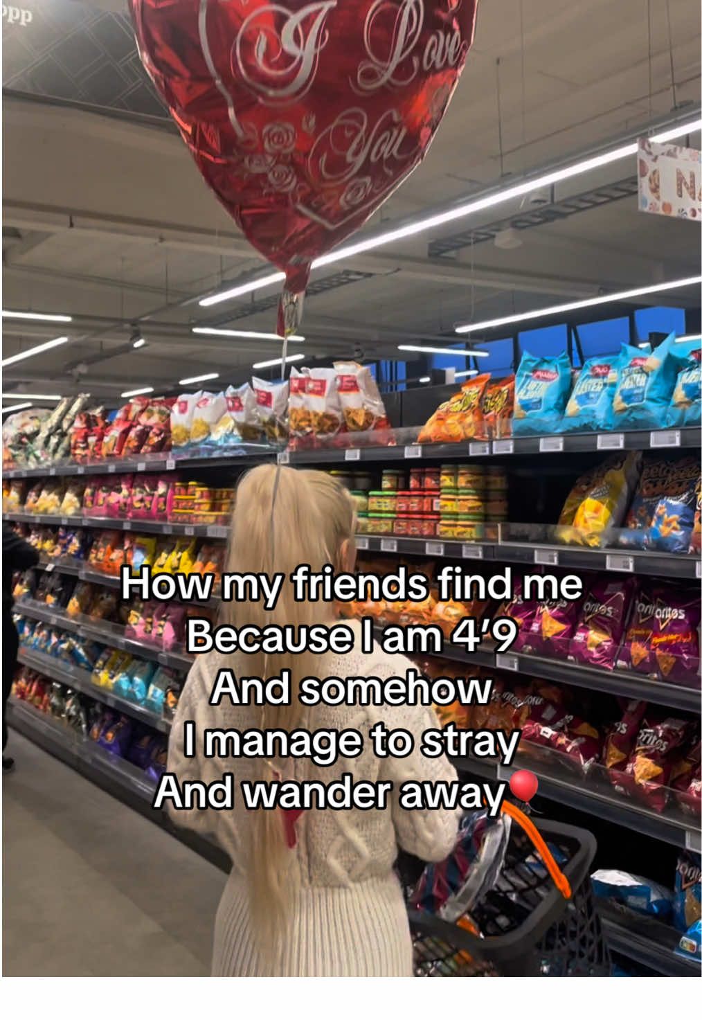 This is a genius lifehack🎈💯 Tag that friend…🤭that turns shopping in stores and being in a big crowd into a maze😂  #relatable #short #LifeHack #fyp #funnytiktok #balloon #lost #maze #store #wander #for #you #small #friend #CapCut 