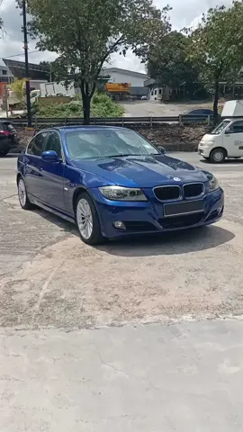 BMW E90 323i FACELIFT SEDAN 2009 YEAR ** 2.5L N52B25 6cyl GASOLINE ** HORSEPOWER : 200 h/p ** TORQUE MAX : 250 N.m ** TOP SPEED : 242 km/h ** ACCELERATION 0-100 km/h : 7.7 sec ** 6-SPEED AUTOMATIC WITH MANUAL ** REAR WHEEL DRIVE (RWD) ** FUEL TANK CAPACITY : 60 LITRES ** BOOT SPACE CAPACITY : 459 LITRES ** 6-AIRBAGS ** ABS/EBD/BA BRAKING SYSTEM ** 17