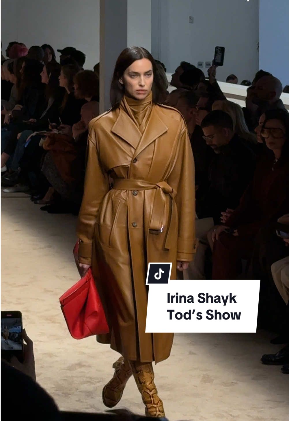 #irinashayk on the runway at @Tod’s 💫  #mfw #milanfashionweek #fashionweek #TikTokFashion #irinashaykhlislamova 