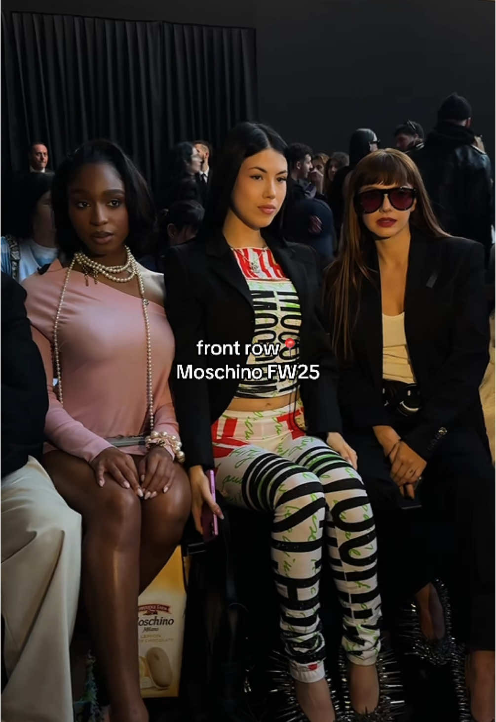 @ANNA , Annalisa e Normani in front row da Moschino 🧸 dopo la sfilata non ha perso occasione di salutare i fan💕 #Moschino #FashionWeek #FrontRow #annapepe #Annalisa #Normani #mfw #catwalk #StreetStyle #perte 