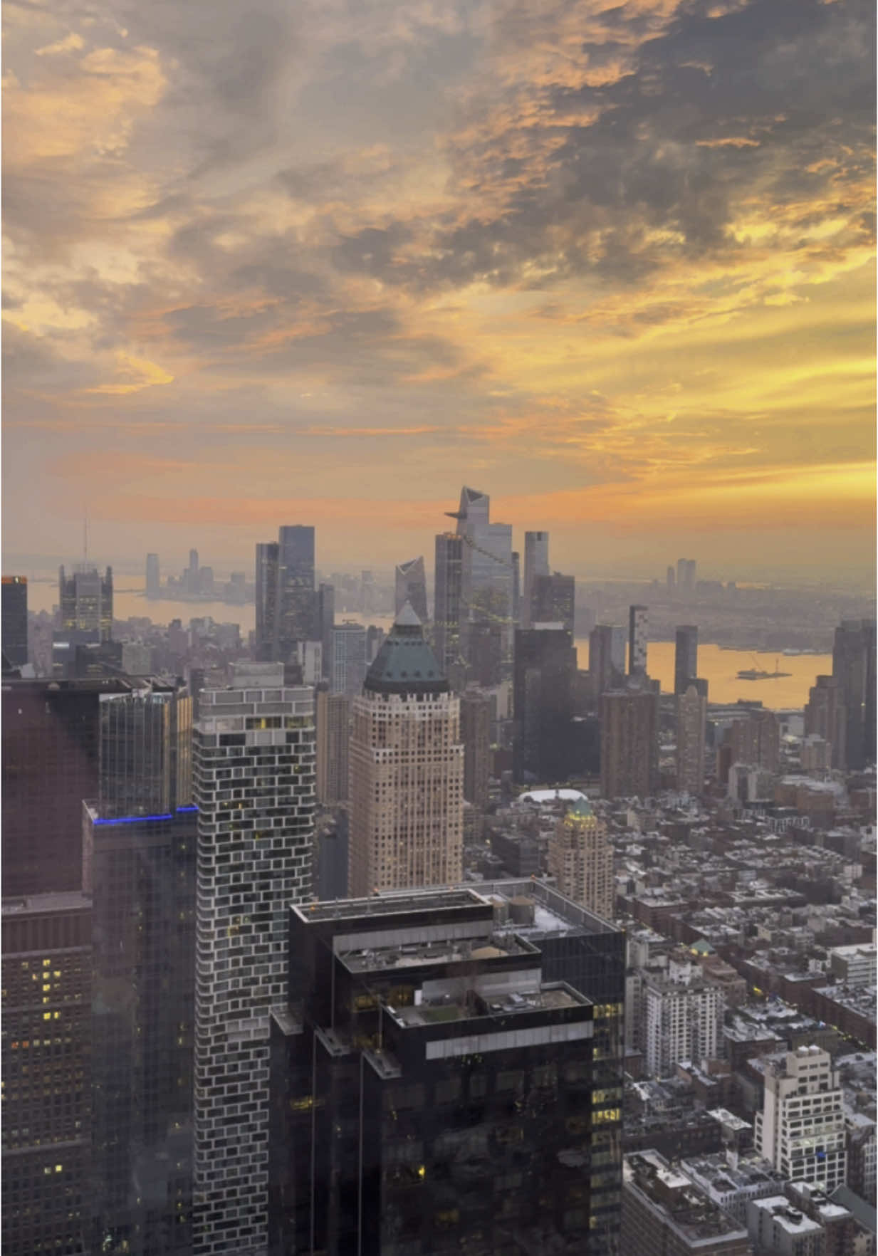 February 27, 2025 @ 17:45. #newyork #nyc #newyorkcity #citylife #sunset #empirestatebuilding #hudsonyards #beautiful #views #city #skyline 