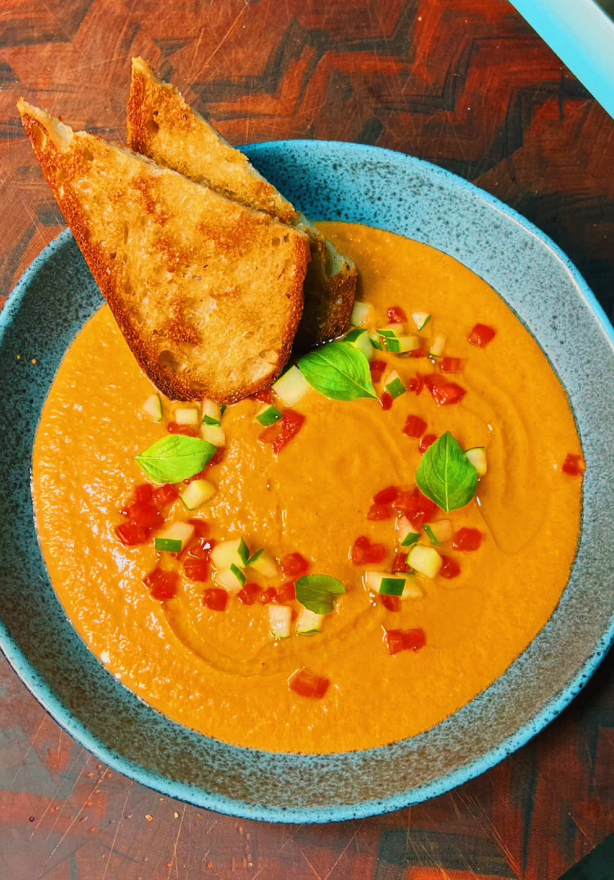 🇪🇸🍅🥒GAZPACHO ASMR🥒🍅🇪🇸 Refrescante, equilibrado e cheio de sabor. O gazpacho andaluz🇪🇸 combina a doçura dos tomates maduros, o frescor do pepino e a leve acidez do vinagre, resultando em uma mistura de sabores perfeita para o verão☀️🥵 E com a potência do blender da @osterbrasil todos os ingredientes se unem para essa maravilha💙 Ingredientes: 5 tomates maduros 1/2 pepino 1 pimentão vermelho 1 dente de alho 2 colheres de azeite extravirgem 1 fatia de pão de fermentação natural 1 colher de vinagre de maçã  Sal e pimenta a gosto #fy #fyp #food #cooking #Foodie #receita #gazpacho #verão #Recipe #Oster #publicidade 