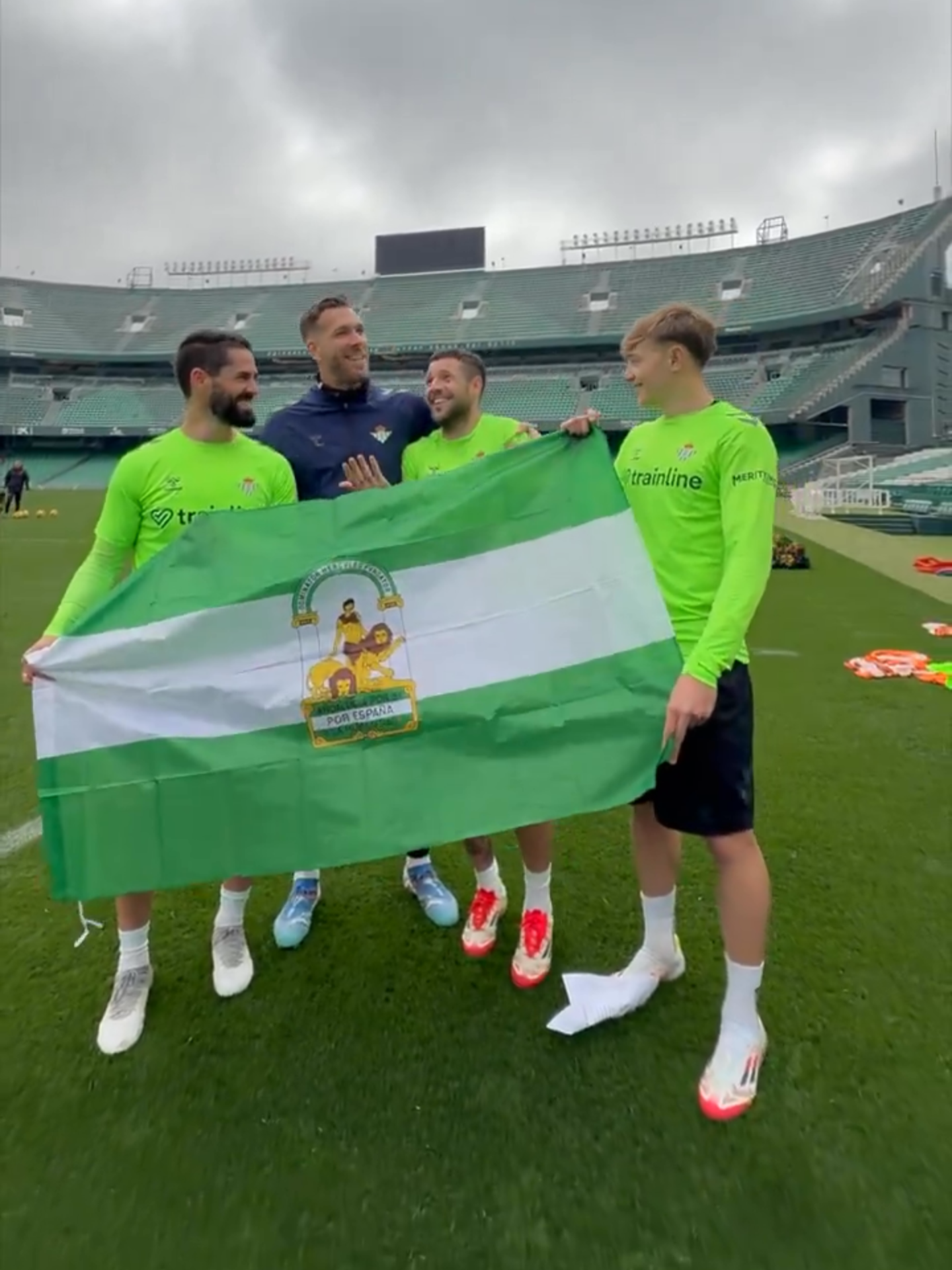 En el Día de Andalucía, ¡Los jugadores del Betis entonaron su himno! 🔊🗣️ ¿Qué tal lo hicieron? 😅 🎥 @realbetisbalompie #LaLiga #futbol #RealBetis #España