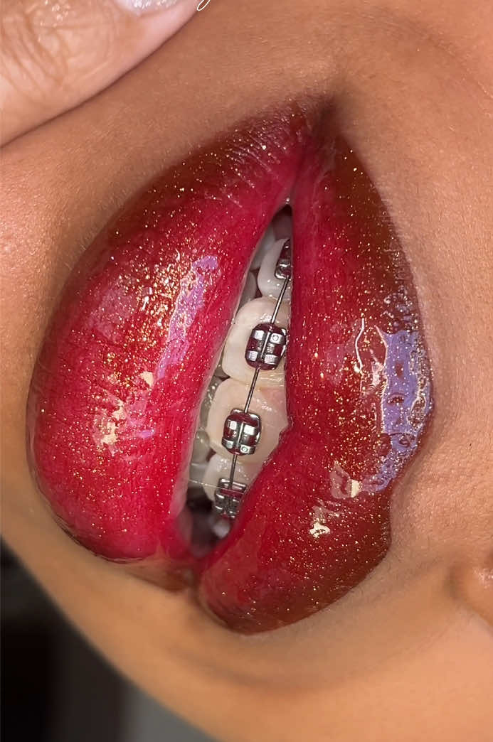 Carnaval Lips 🫦🎉 Lip combo de carnaval ❤️‍🔥🫦 Produtos usados: 🎉-batom marrom cor trend @linhabrunatavares @brunatavares ✨- batom vermelho 24h da @dailus 🫦- sombra brilho brasileiro @miamakeoficial 🎉- gloss @unimakeup.br #lipcombo #ombrelips #lips #carnaval #maquiagemdecarnaval 