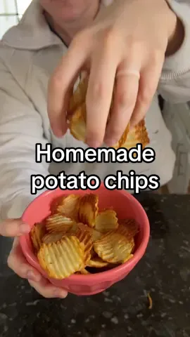 Homemade potato chips 😳#kitchengadgets #KitchenHacks #homemadefood #homemade #simplerecipe #fromscratch #simpleingredients #kitchen #kitchengadget #cheesegrater #rotarygrater 