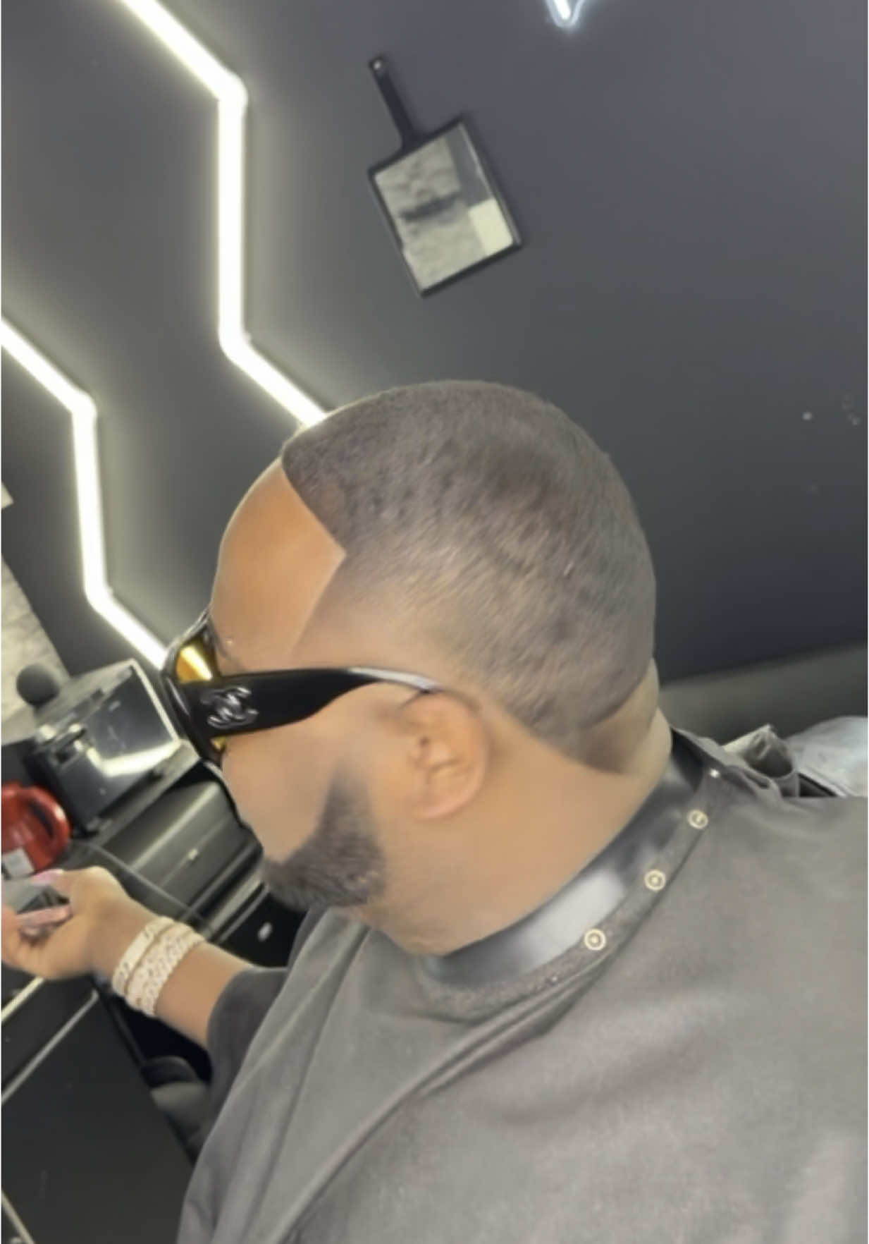 Allat the barbershop w/ it!!! 💈