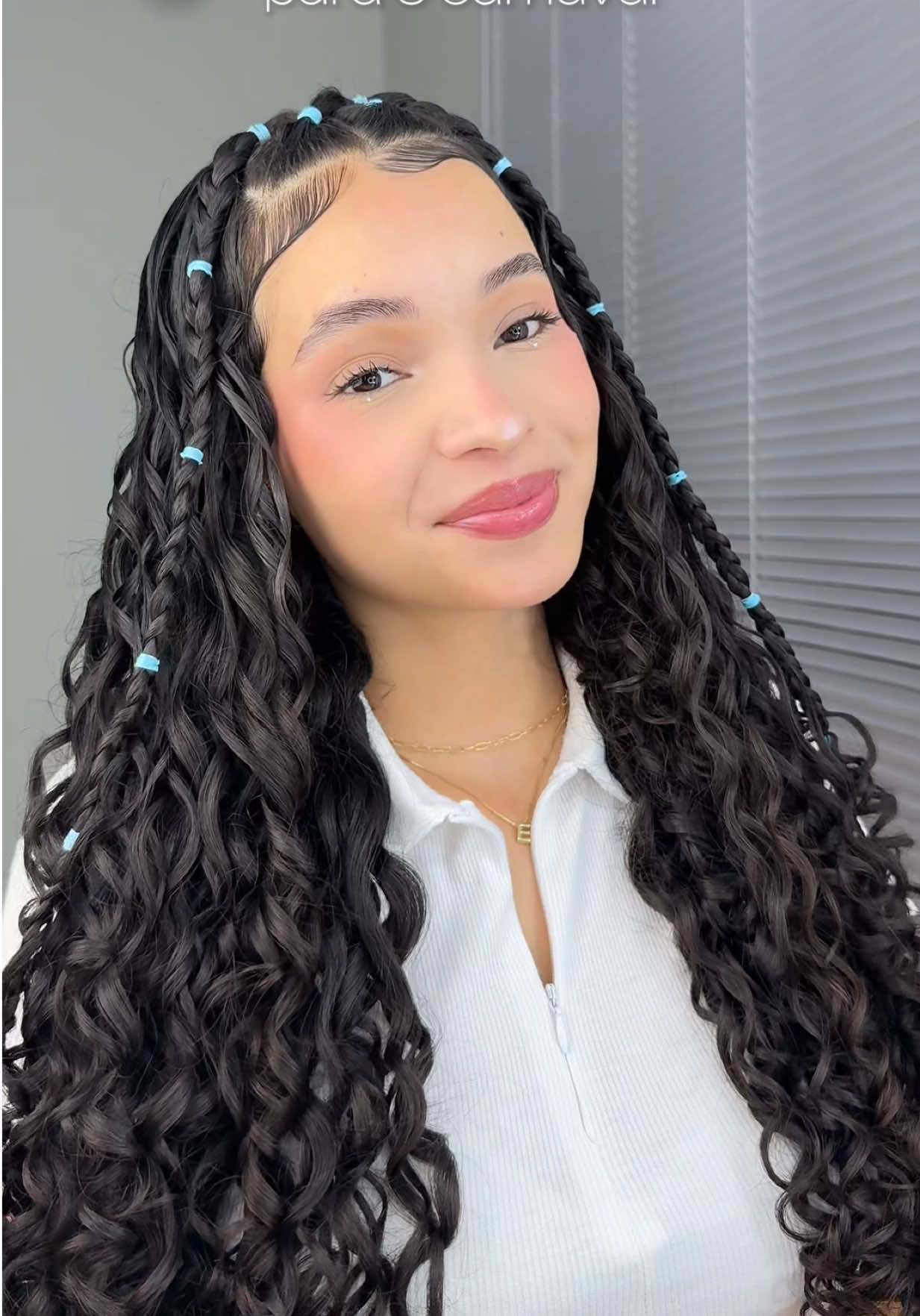 Usaria esse penteado?🩵🤌🏻 Marca uma amiga cacheada para ela fazer ✨ Usei o Finalizador Curva e Cola para um penteado superfixado e a Goma Texturizadora para uma finalização impecável que dura vários dias! O combo perfeito de fixação, definição e longa duração. E o melhor? Tudo da nova linha Se Curve da @Haskell Cosméticos  publi #haskell #SeCurve #penteado