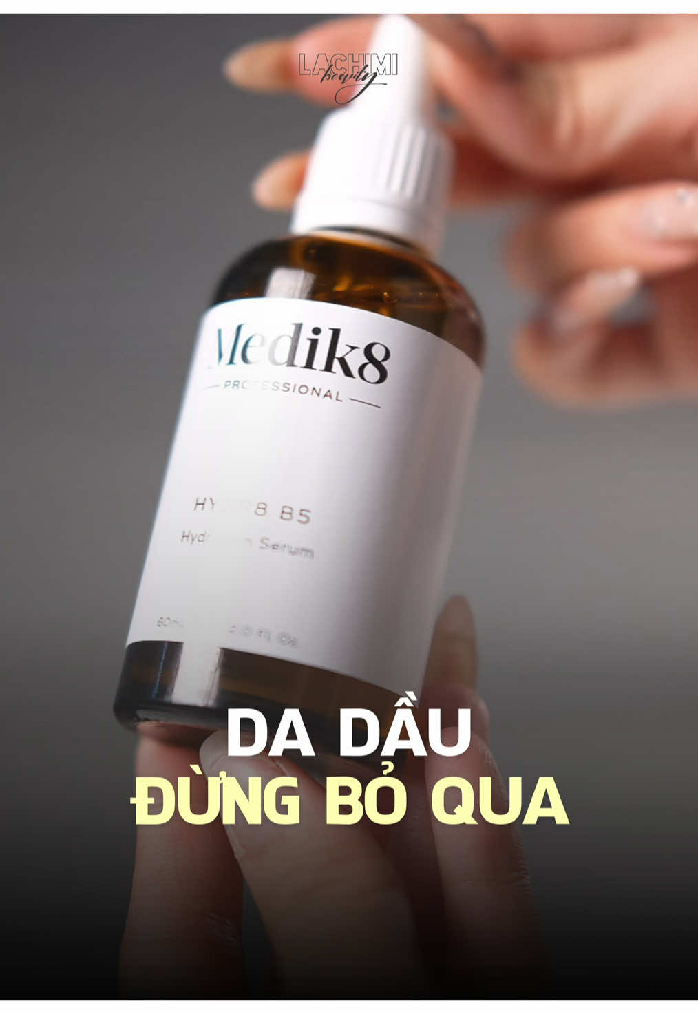 Medik8 Hydr8 B5 Hydration Serum là sản phẩm dưỡng ẩm sâu, trong suốt như pha lê và thẩm thấu vào da cực kỳ nhanh chóng. Với công thức không dầu, không mùi thơm, không gây kích ứng, serum này hỗ trợ se khít lỗ chân lông và làm dịu da. Sau khi sử dụng, da trở nên mềm mại, mịn màng và căng bóng. #Lachimi #LachimiBeauty #beauty #skincare #skincareroutine #skincareviral #skincaretips #medik8 #serumb5 #medik8skincare #fyp #xuhuong 