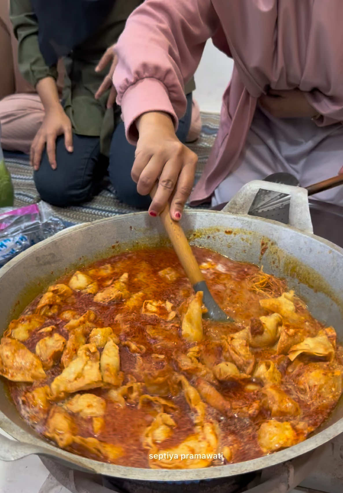 Video munggahan baru sempet aku upload gengs, btw selamat menjalankan ibadah puasa temen temen #pangsitnyaimercon #septiyapramawati #serunyakuliner 
