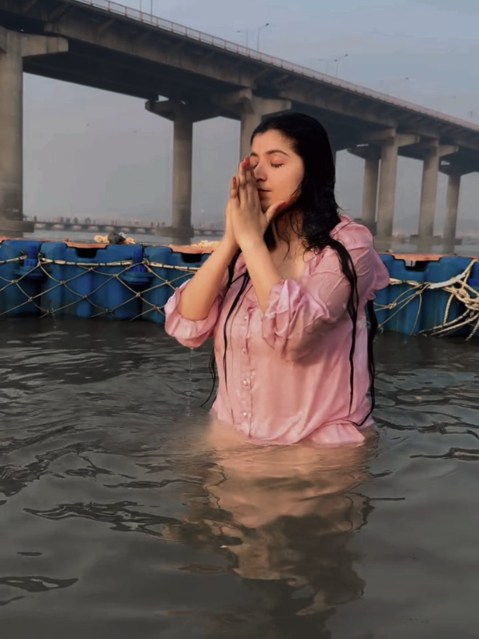 cute girl bathing #trends #2025 #trendingtiktok #viral #newyear #river #viralvideo #newtrend #foryoupage #foryou #trending #mahakumbh 