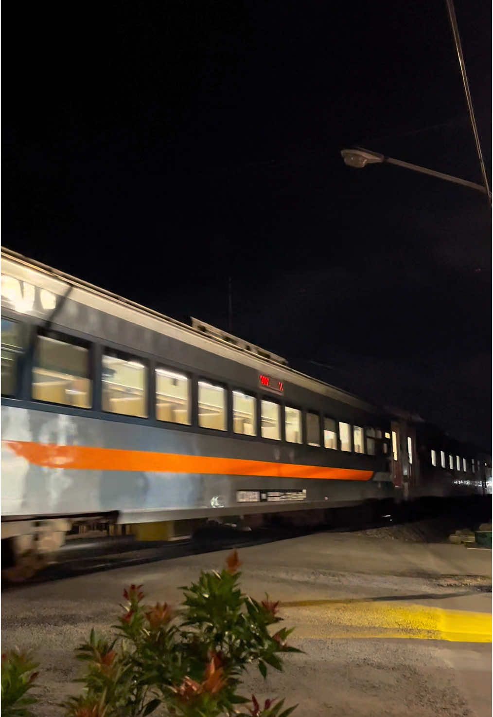 Menuju ujung timur dengan terlihat sepi🫠 #fyp #keretaapi #keretaapiindonesia #foryoupage #kai #trending #fypシ゚ #railfansindonesia #viral #vintage #jember 