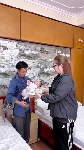 Khoảnh khắc Hoàng Hường tặng GĐ ông Ngoại nu.ôi 4 cháu m.ồ cô.i 400 triệu (vậy là tính từ lúc Ông ngoại ra nhà Nguyễn Tuân xin sữa, đến khi đổi đời... chỉ diễn ra trong tổng 5 ngày) * Cảm ơn HH nhiều nhiều, Nguyễn Tuân cũng Hạnh Phúc vô cùng, một cái kết có hậu... Trân trọng
