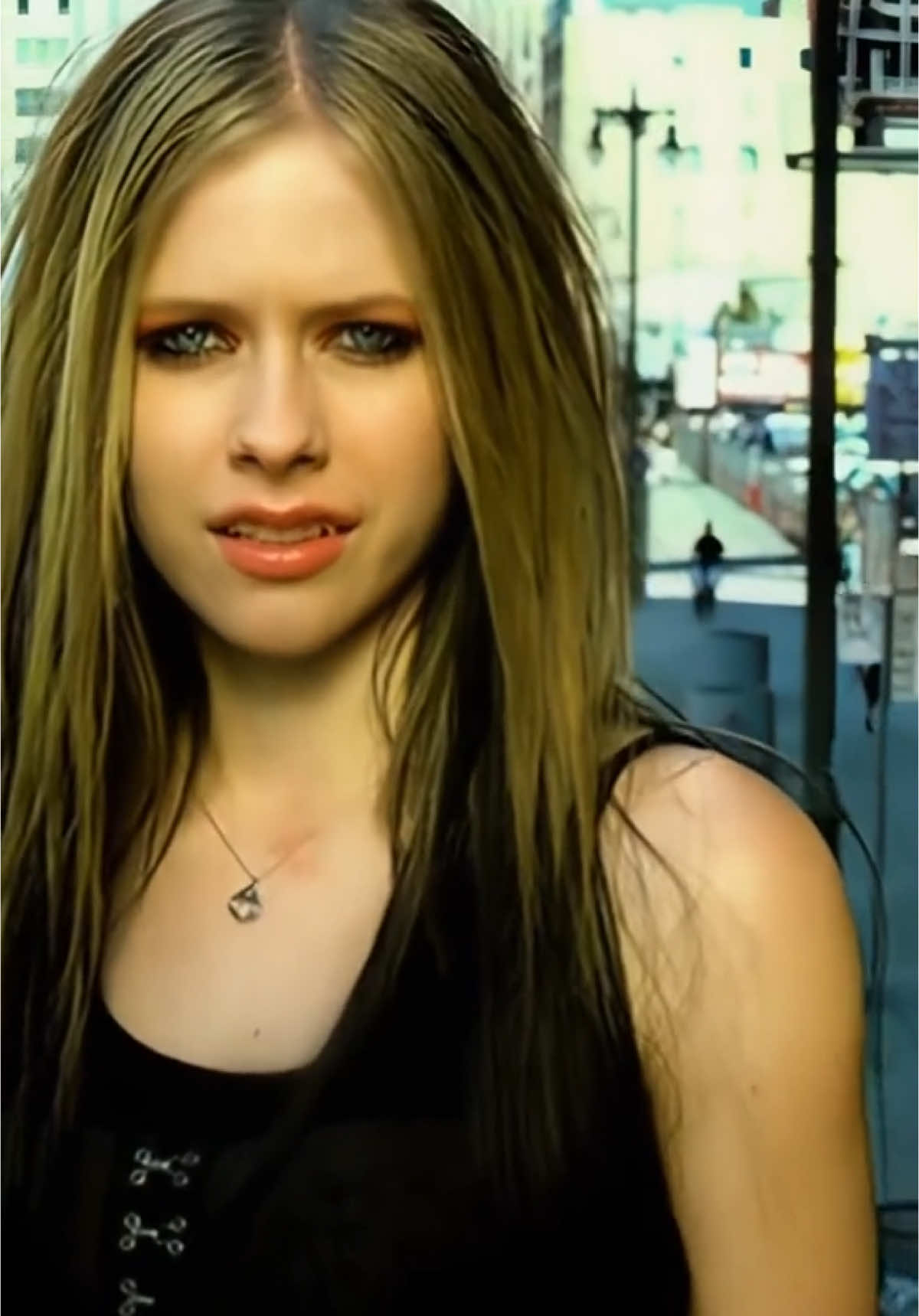 Hace 21 años Avril Lavigne lanzó “Don’t Tell Me” el primer single de su segundo álbum “Under My Skin” #avril #lavigne #avrillavigne #blackstar #littleblackstar #avrilero #fy #fyp #fypage #foryou #foryoupage #fypシ゚ #greatesthitstour #foryourpage #nostalgia #girlfriend #music #pop #poppunk #artist #singer  