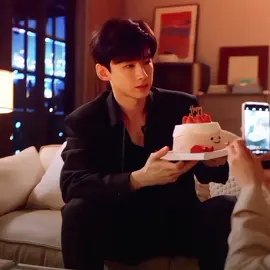 the way sang yan always remembers wen yifan's birthday, even after they had separated, he still greeted her from afar. this time, he even bought her favorite cake, which she once thought she didn’t deserve back in Yihe. he also asked for her wish so he could fulfill it. 😭😭 #thefirstfrost #firstfrost #sangyan #wenyifan #baijingting #zhangruonan #chinesedrama #cdrama #fyp 