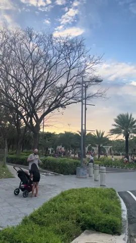 I used to run here every weekends when there were no crowd still, when this place wasnt that developed, this place is beautiful but still near the CBDs of manila and asking myself why people dont know this place.now im glad a lot of people are now starting to enjoy this place. #alabang #filinvest #centralparkalabang 