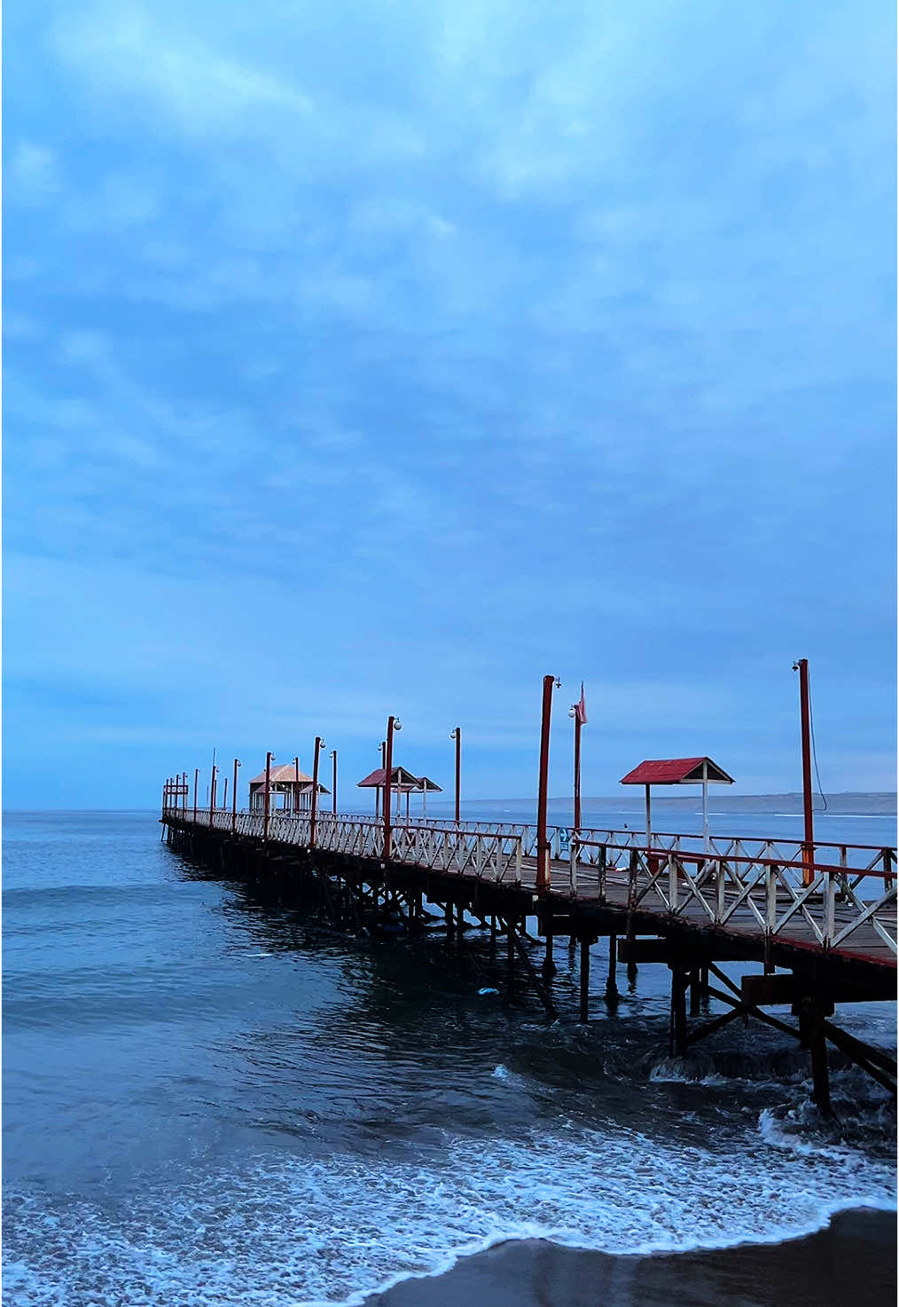 El muelle de San Blas, donde la loca aún espera. Las olas cuentan historias de amor y espera. Este video refleja la melancolía y la esperanza que perduran en cada rincón de este paisaje eterno. #muelle #huanchaco #trujillo #sanblas #muelledesanblas #soledad #olas #mar 