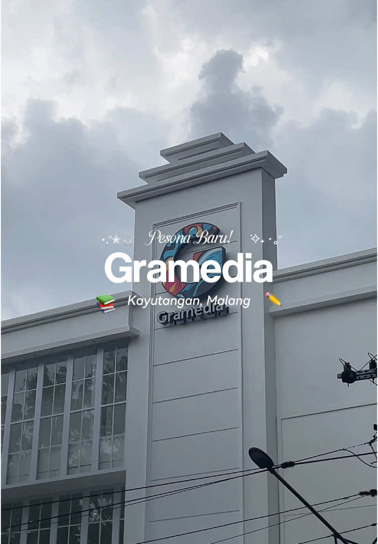 Siapa yg punya kenangan disini?🥹 tempat memorable dari kecil dan  sekarang makin cakep banget 🫶🥹  Dari luar maupun dalemnya aesthetic! luv banget 🫶😍 Siapa yg udah kesini??? #infomalang #JelajahRamadan #malang #gramedia #pesonagramedia #gramediakayutangan #gramediamalang #Gramedia55th #TumbuhBersama #GramediaTumbuhBersama 
