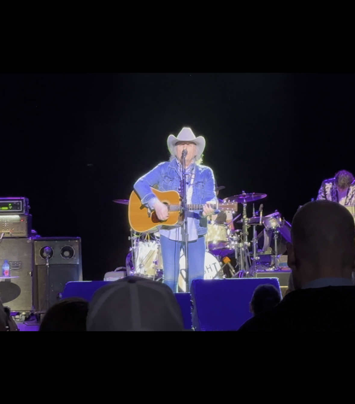 Dwight Yoakum. Dear lord, his guitarist needs his own show! #dwightyoakam #eugeneedwards #concert 
