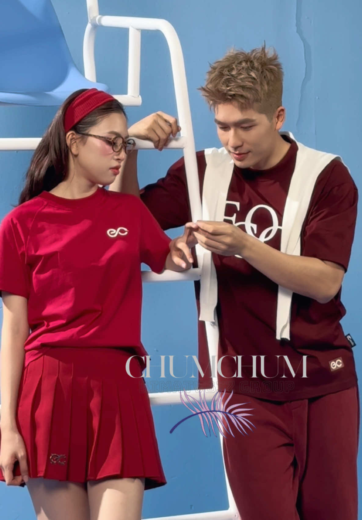 Diễn viên Quốc Anh mân mê đôi tay của hoa hậu Trần Tiểu Vy tại buổi Shooting cho BST mới của Ecochic #ChumChum #BimatVbiz #Thegioimodels #Lattungvbiz #TiktokGiaiTri #GlobalEM #ecochic  #ecochicvn #trantieuvy #quocanh 