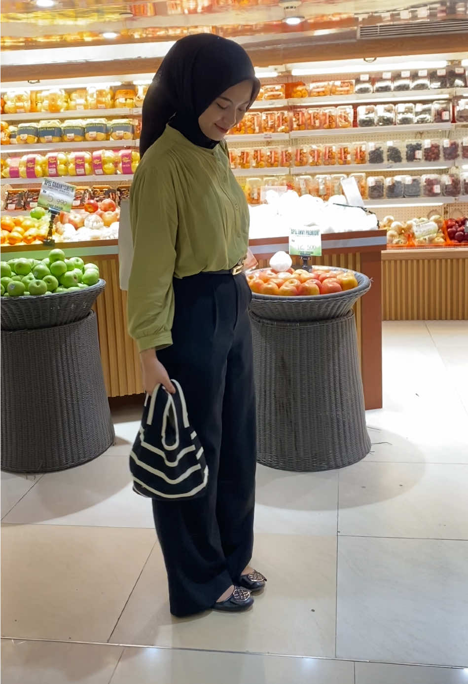 Gak perlu beli kantong belanja lagi karna udah di gantiin sama tas mini rajut ini, jadi kemana mana wajib di bawa 🫶🏻✨  #tasrajut #tasmini #taswanita #tasjinjing #taskekinian #fyp #fypgakni #taskoreanstyle 