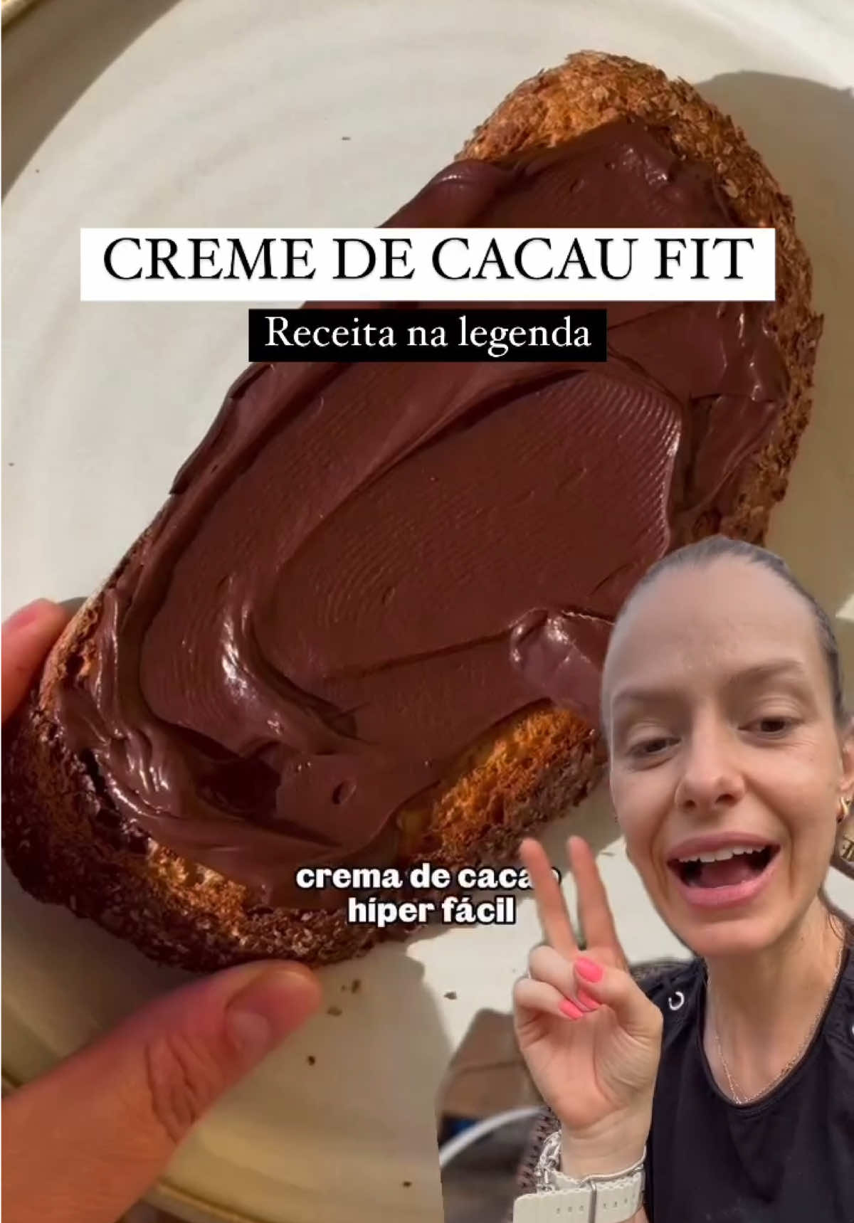 Diga “HUMM” se você comeria esse CREME DE CACAU FIT! 🍫✨ Uma opção deliciosa, saudável e super fácil de fazer para passar no pão, tapioca ou até comer de colher! Fica cremoso e com um sabor incrível! ✨ Benefícios: ✔️ Sem açúcar refinado ✔️ Fonte de antioxidantes ✔️ Textura cremosa e sabor intenso ✨ Valores por porção: (rende 4 porções) ✔️ 55 kcal | 1g de proteína ✨ Ingredientes: ✔️ 2 colheres de sopa de cacau em pó 100% ✔️ 2 colheres de sopa de mel (ou adoçante da sua preferência) ✔️ 50ml de água (ajuste conforme a textura desejada) ✨ Modo de preparo: 1️⃣ Em um recipiente, adicione o cacau em pó, o mel e a água. 2️⃣ Bata tudo com um mixer ou liquidificador até ficar bem cremoso. 3️⃣ Ajuste a quantidade de água se necessário para chegar na textura perfeita. 4️⃣ Está pronto! Agora é só espalhar no seu pão favorito e aproveitar essa delícia! 🔥 Perfeito para um café da manhã ou lanche saudável e cheio de sabor! #CremeDeCacau #ReceitaFit #ChocolateSaudável #LancheSaudável #CaféDaManhãFit #DietaComPrazer #ReceitasFáceis #ReceitaProteica #DocesFit 