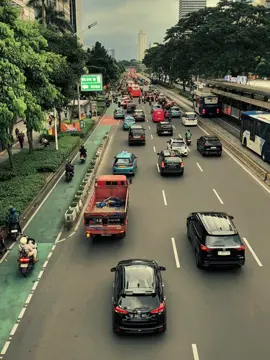 pas kecil banyak cita cita ketika udh dewasa ditampar realita #jakartakeras #transjakarta #tj #senayanbankdki #scbd #budakcorporate #busway #halte #gbk 