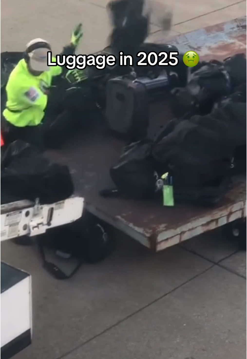 This is how I will never check in bags again and pay overly expensive baggage fees. 😎 #travel #budget #packing #viralvideo 