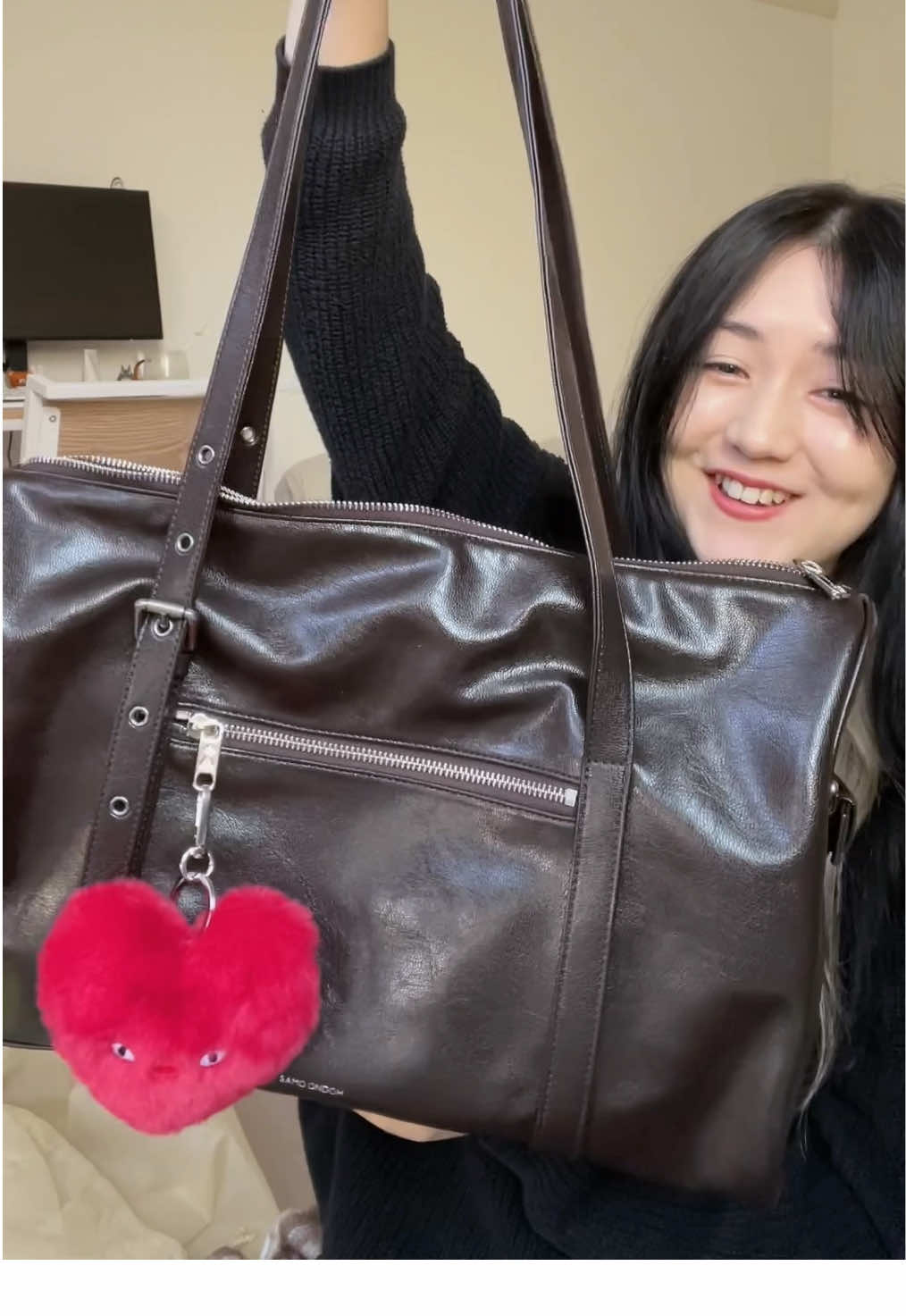 samo ondoh unboxing 👜 this is the ‘museum bag L goat chocolate’ with a ‘loveyom keychain eco fur red’ #samoondoh @SAMO ONDOH 