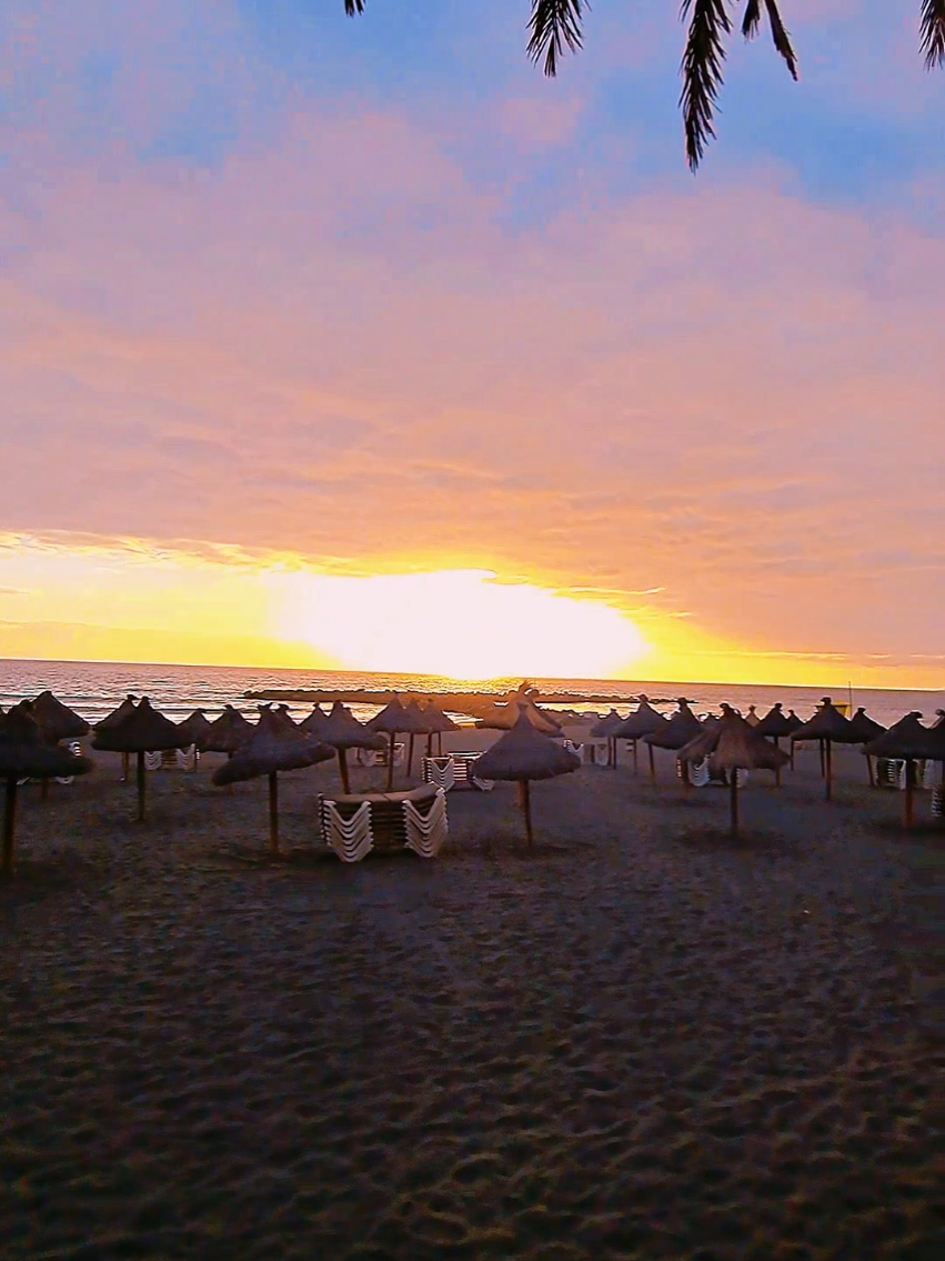 Sunset🌇🌅🫶🌅🌇 #sunsetlover #beachvibes #playa #tenerife🇮🇨 #tenerife #beachlife #spain🇪🇸 #spain #traveltiktok #ocean #waves #fyp #f 
