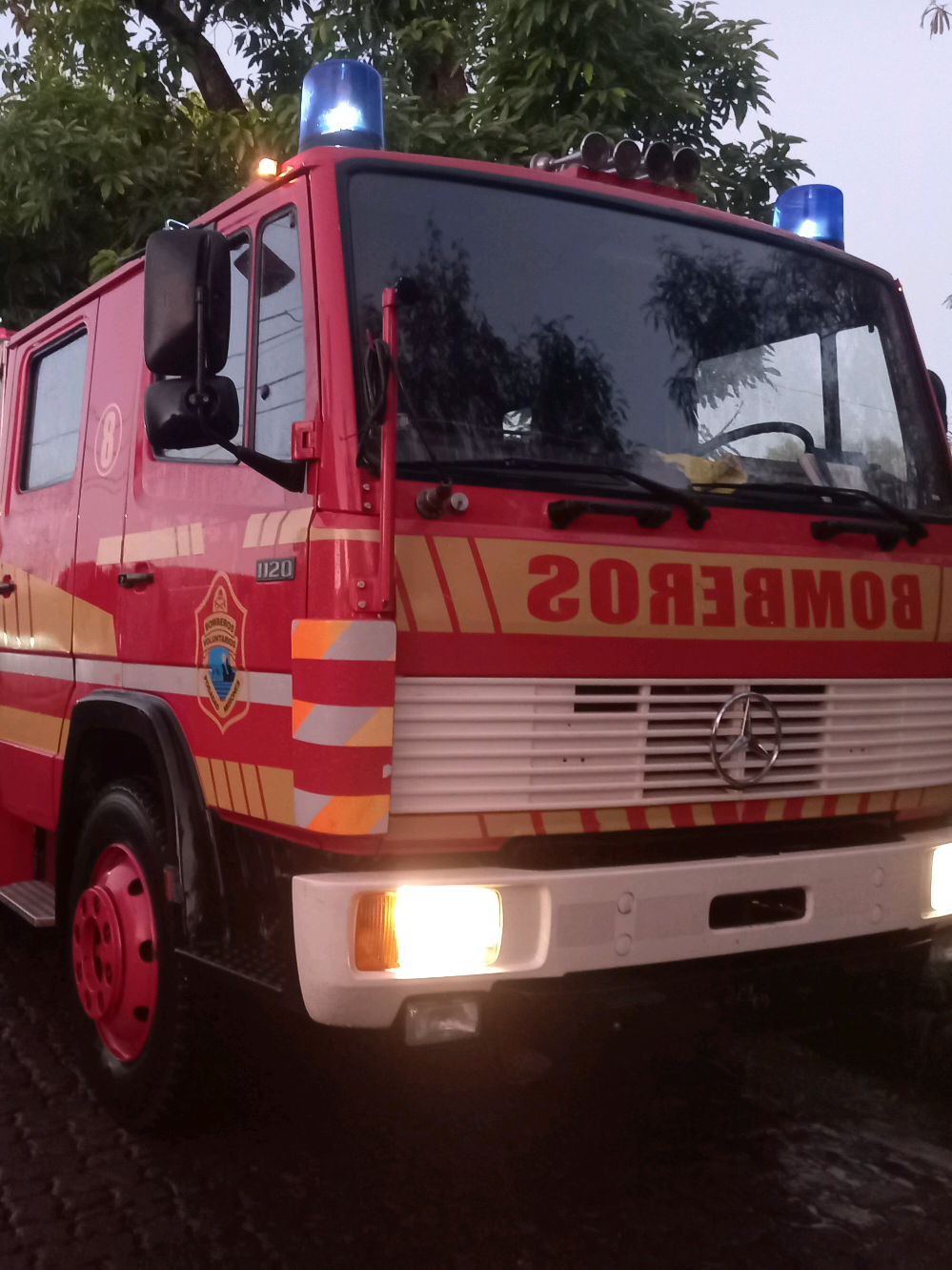 POV: ERES BOMBERO.. 🤩🤩 No hay nada más que explicar 🤭 Contanos si también te pasa con tu autobomba!! 🥰🥰 #autobombasyemergencia #autobomba #camiondebomberos #service #servicio #incendio #fuego  #bomberosvoluntarios #voluntariado #vidabomberil #camion #rescate #emergency #socorrismo #amor #live #follow #bombers #fireman 