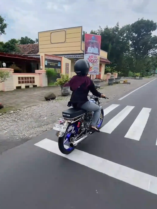 pinjam motor cwoku😋@indramaukerumah #bismillahfyp #masukberanda #4u #foryoupage #foryou #xybca #fypシ゚ #fypp #fyppppppppppppppppppppppp #fypage #fyp #jalanjalan #sinematik #ngawi24jam #naikcbyuk #fyp 