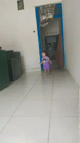 akhirnya nak 🐣 kamu bisa berdirii Dan berjalan sendiri .. ahhh seneng bangettt. masya Allah . semoga kamu selalu jadi  summer kebahagiaan banyak orang ya😘 #fyp 
