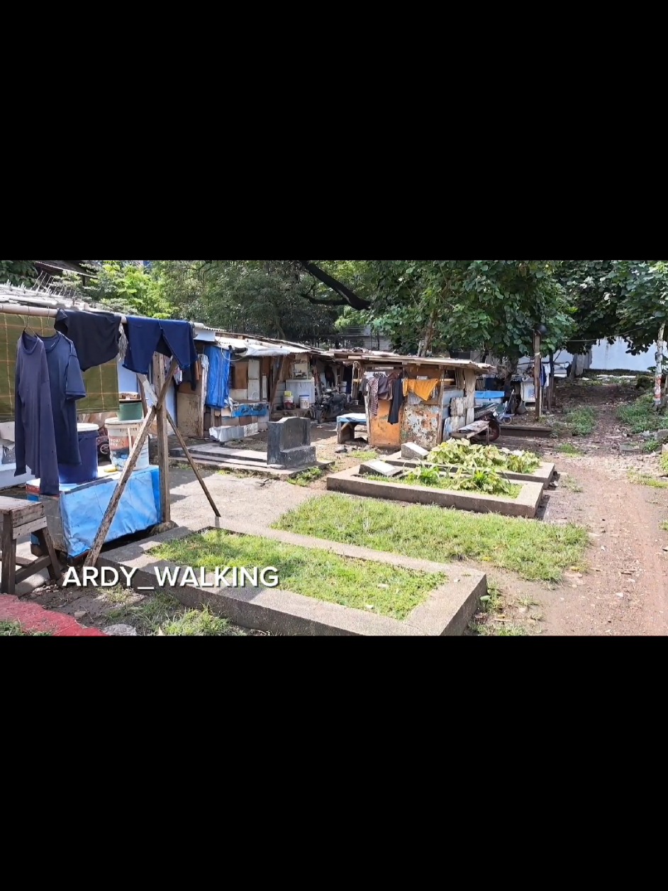 Pemukiman Yang Berbaur Dengan Kuburan,Berasa Uji Nyali #indonesia #fypシ゚viral #trending #slums #sorotan #walking #fyp 