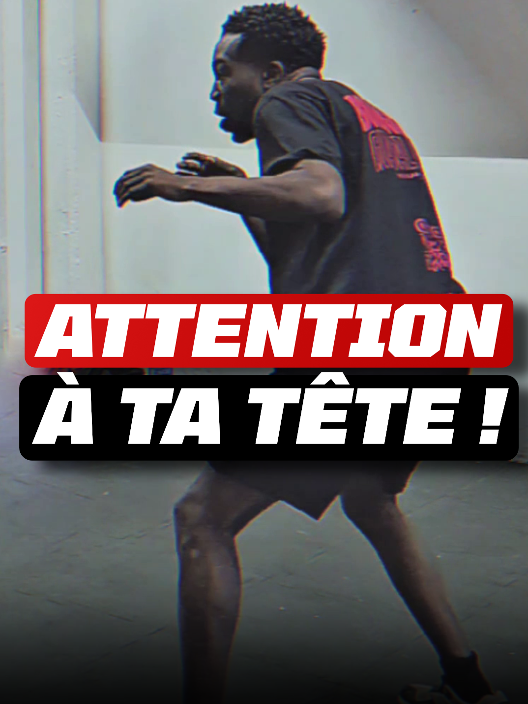 😩 Tu manques de mobilité. - - Cela peut être ton gros problème. Tu as cette impression de ne pas contrôler ton corps. De te prendre facilement les coups de tes rivaux. Tu te sens facilement déstabilisé quand on te fonce dessus. Tu te sens facilement déstabilisé quand le gars est grand. Quand on te frappe, tu es facilement touché. C’est plutôt frustrant, non ? Ne pas sentir qu’on a des armes de défense. Ne pas sentir qu’on a une maîtrise de son art. Je pense que c’est l’une des grandes frustrations du boxeur. Boxer sans avoir de vrais outils pour mieux se défendre. Peut-être que tu as de grands espoirs pour toi-même. Peut-être que tu cherches à te révéler à toi-même ton vrai pouvoir. Tu souhaiterais vraiment trouver ce truc qui changerait tout. Cependant, tu ne sais pas comment faire. Tu n’as pas forcément des coachs qui t’encadrent parfaitement. Peut-être que tu as fait le tour de ce qu’on t’apprend. Tu voudrais voir quelque chose de nouveau. Tout cela pour te permettre d’avoir un switch dans ta boxe. Je viens de terminer un camp de boxe et tu sais quoi ? Les gars ont vu leur boxe totalement changer. Certains ont eu l’impression d’un avant et un après, comme le jour et la nuit. Ce qui est puissant, c’est l’investissement. Ce camp de boxe ouvre une nouvelle vision de la boxe, une manière de la ressentir. Le but n’est pas de faire de la boxe pour faire de la boxe. Le but est de te rendre plus redoutable. De passer à un niveau supérieur techniquement parlant. C’est pour cela que j’ouvre un camp durant les grandes vacances. C’est ma première édition. C’est un moyen pour toi de casser ta stagnation. De revenir à la rentrée avec un tout autre niveau. Pendant 10 jours, tu m’auras derrière ton dos. H24, je serai ton miroir vivant. Avec un seul objectif : Te rendre plus percutant dans tes frappes. Que tu puisses avoir plus de répondant sur le ring. Améliorer la solidité de tes frappes grâce à tes appuis. Améliorer ton footwork pour que chacun de tes pas soit une potentielle attaque. Comme je te l’ai dit auparavant, Tout se passe durant les grandes vacances. Si tu souhaites rejoindre le groupe, ✅ Clique sur le lien dans ma bio. ---- #boxing #boxe #boxeur #boxeanglaise #fyp #pourtoi #mma #boxingtraining #boxingworkout #sparring #boxingcoach #rikaans 