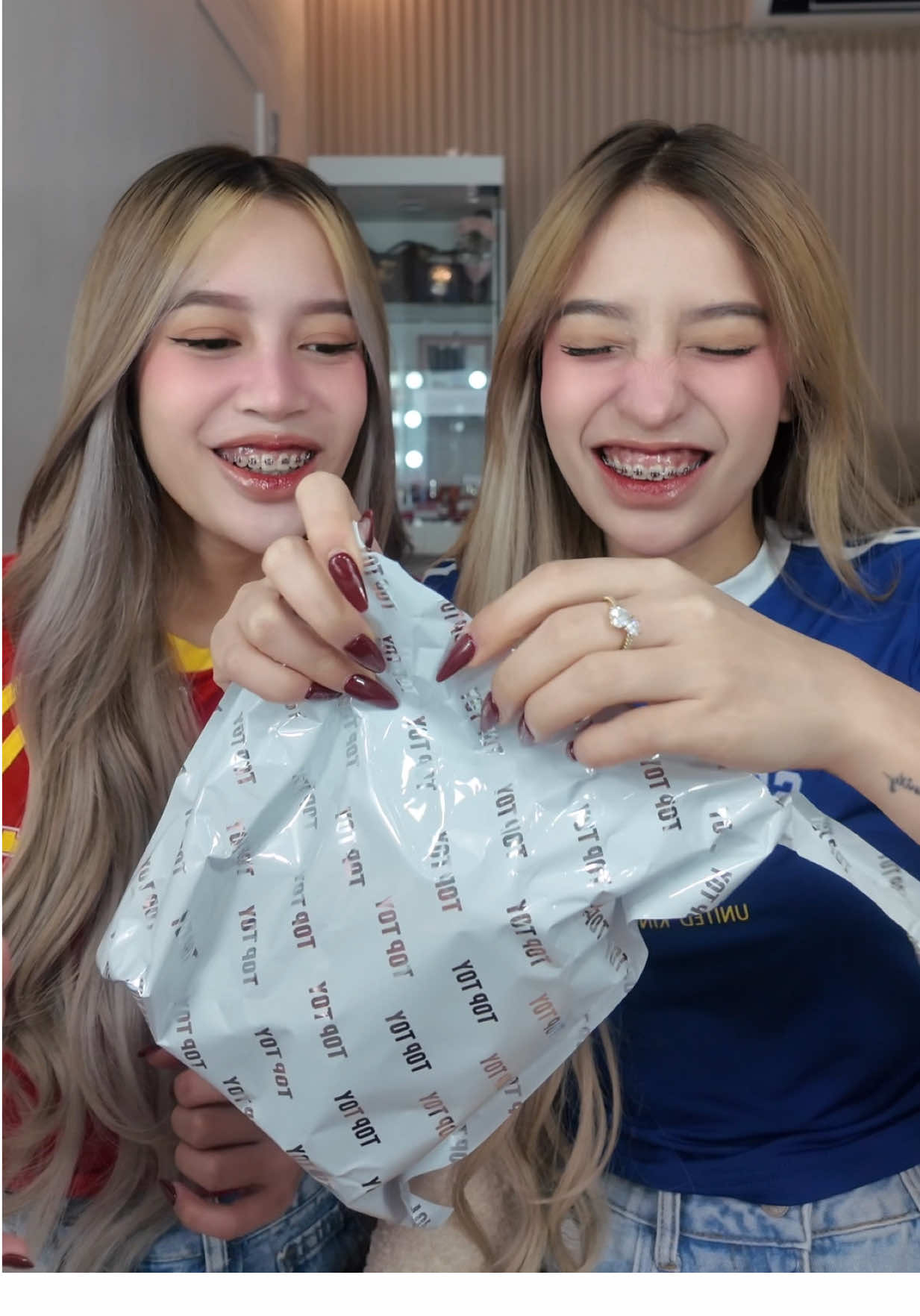 bigay saken ni babi yan e🥺 @TOP TOY Philippines #sabbyandsophia #marietwins🐵👭 #fyp #toptoy #toptoyph #sanrio #unboxing #blindbox #plush #arttoy  ‼️⚠️FAKESCENES⚠️‼️