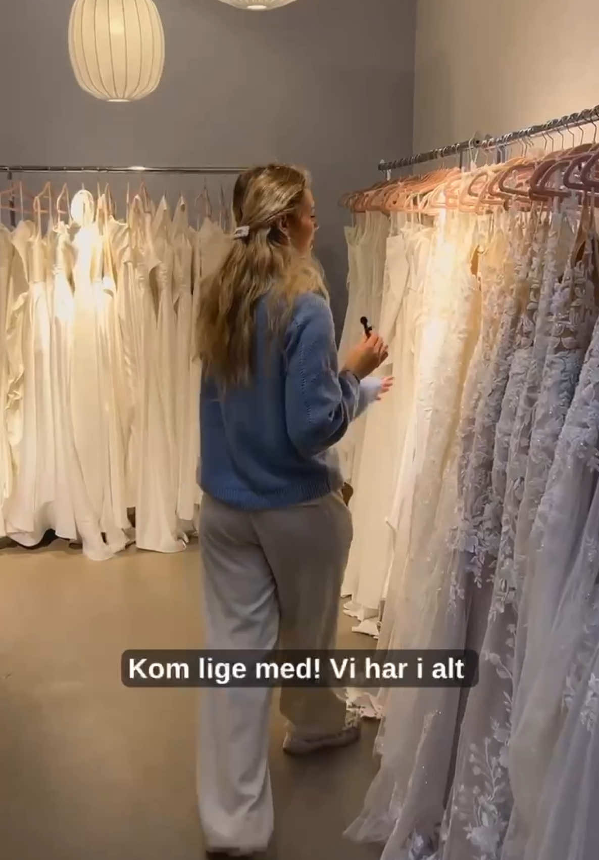 Sara og Millie tager dig med ned i vores fantastiske brudeafdeling hvor du kan finde over 700 brudekjoler!👰🏼 Oplev vores 4 private bruderum hvor du i rolige uforstyrrede omgivelser kan nyde din prøvning med dine gæster og din brudekonsulent 🤍 Udforsk kjoler i alle størrelser, stilarter og priser når du kommer til brudekjoleprøvning hos TP Kjoler!👰🏼 Vi glæder os til at se dig! #tpkjoler #kjoler #brud #bryllup #wedding #brudekjoleprøvning #brudekjoler