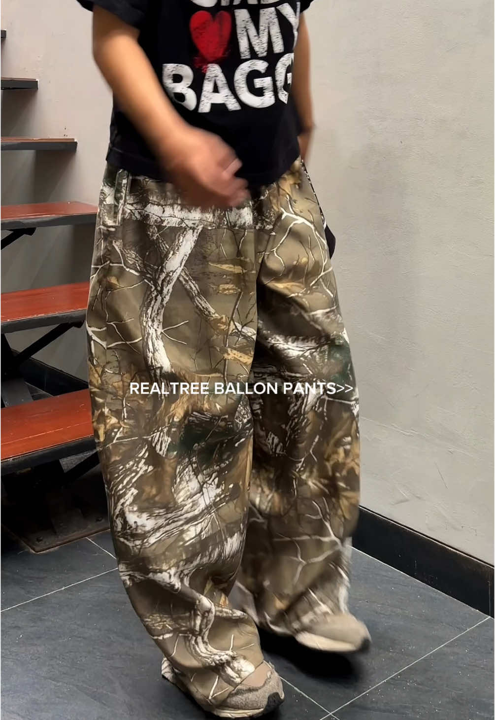 COBAIN CELANA SI PALING KALCER🤙😝 GASKAN CEK DI KERANJANG DERR🫵#realtreepants #baggypants #loosepants #outfitinspo #rekomendasioutfit #poisonedbyhan 